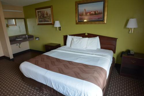 a bedroom with a large bed in a hotel room at Jameson Inn and Suites Hazelhurst in Hazlehurst