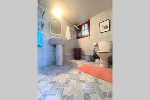 a bathroom with a sink and a toilet at Cosy 2 pièces charmant et spacieux in Tunis