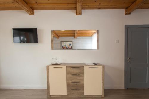 una camera con armadio in legno e finestra di Guesthouse YeS in Bodice a Bodice