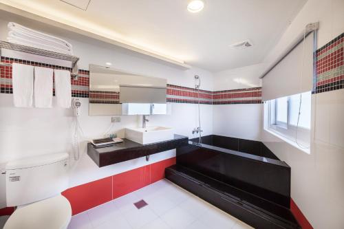 a bathroom with a toilet and a sink at 華麗大飯店Ferrary Hotel in Taipei