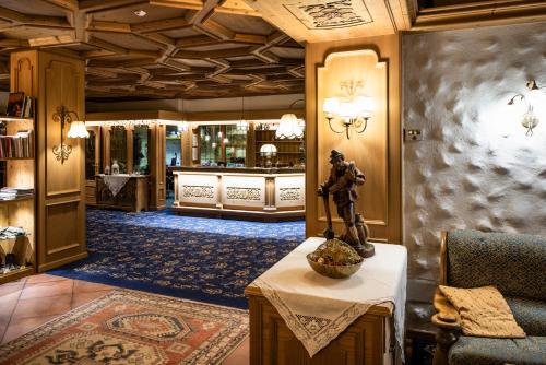 un hall d'un magasin avec une table et une chaise dans l'établissement Hotel Roy, à Malga Ciapela