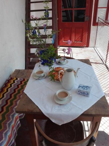 una mesa de madera con un mantel blanco. en Orator - ubytování v soukromí v centru Znojma, en Znojmo