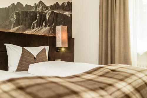 Ένα ή περισσότερα κρεβάτια σε δωμάτιο στο Hotel Touring Dolomites
