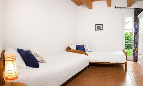 two beds in a room with white walls at Haus Meerforelle Haus Meerforelle Wohnung 1 in Insel Poel
