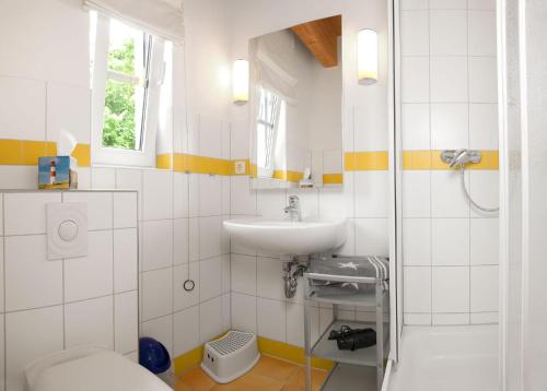a white bathroom with a sink and a shower at Haus Meerforelle Haus Meerforelle Wohnung 1 in Insel Poel