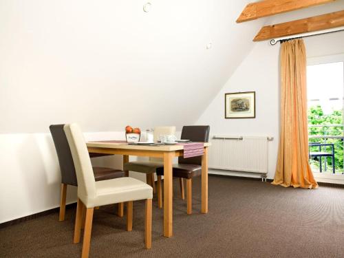 uma sala de jantar com uma mesa de madeira e cadeiras em Haus Meerforelle Haus Meerforelle Wohnung 2 em Insel Poel