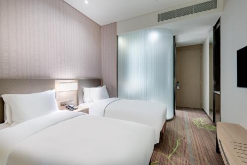 Postel nebo postele na pokoji v ubytování Holiday Inn Express Hong Kong Kowloon CBD2 by IHG
