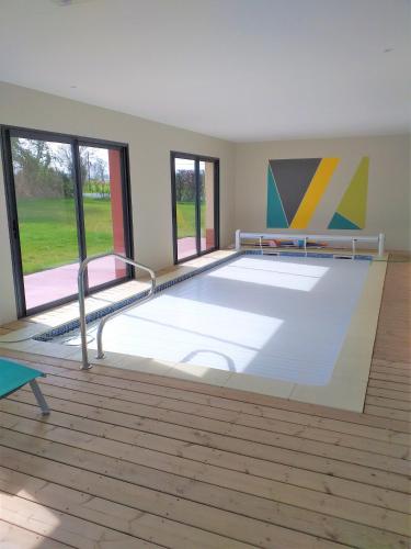 Φωτογραφία από το άλμπουμ του Maison avec Piscine intérieure privée sans vis à vis chauffée toute l année σε Quiévrecourt