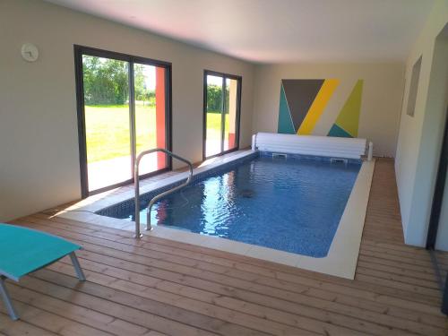 Πισίνα στο ή κοντά στο Maison avec Piscine intérieure privée sans vis à vis chauffée toute l année