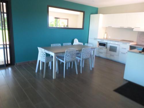 Η κουζίνα ή μικρή κουζίνα στο Maison avec Piscine intérieure privée sans vis à vis chauffée toute l année