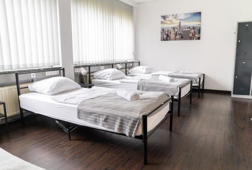 ハノーファーにあるHostel Messe Laatzenの木製の床の部屋のベッド