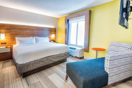 una stanza d'albergo con un letto e una sedia di Holiday Inn Express Charleston US Highway 17 & I-526 by IHG a Charleston