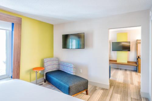 TV o dispositivi per l'intrattenimento presso Holiday Inn Express Charleston US Highway 17 & I-526 by IHG