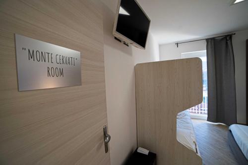 a room with a door with a sign on the wall at Residenza Scaringelo in Caselle in Pittari