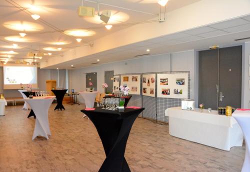 une grande chambre avec des tables et des chaises. dans l'établissement CIS de Champagne - Ethic Etapes, à Reims