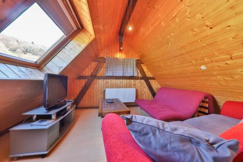Spacieux et confortables gîtes à proximité randonnées, lacs, ski natureにあるテレビまたはエンターテインメントセンター