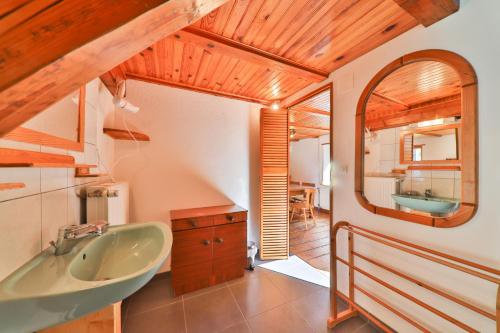 Spacieux et confortables gîtes à proximité randonnées, lacs, ski nature tesisinde bir banyo
