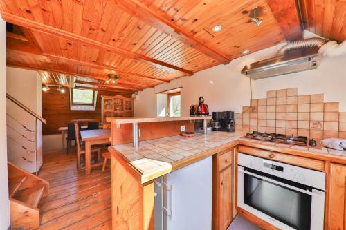 uma cozinha com pisos e tectos em madeira em Spacieux et confortables gîtes à proximité randonnées, lacs, ski nature em Sondernach