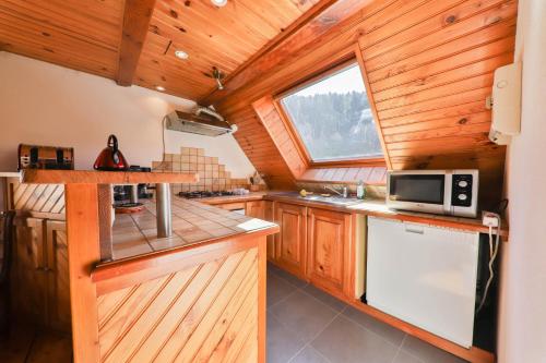 Spacieux et confortables gîtes à proximité randonnées, lacs, ski natureにあるキッチンまたは簡易キッチン
