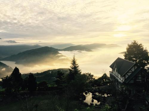 仁愛鄉的住宿－清境茲心園山莊，山丘上的房子,享有雾山的景色