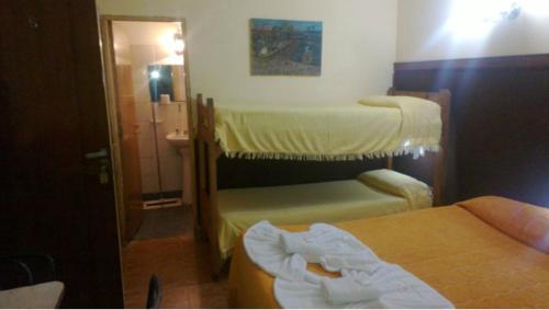 Habitación pequeña con 2 camas y baño. en Hotel Oasis en Mar del Plata
