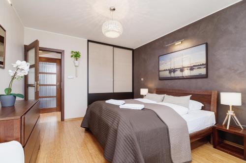 Posteľ alebo postele v izbe v ubytovaní Apartments Obopólna Cracow by Noclegi Renters