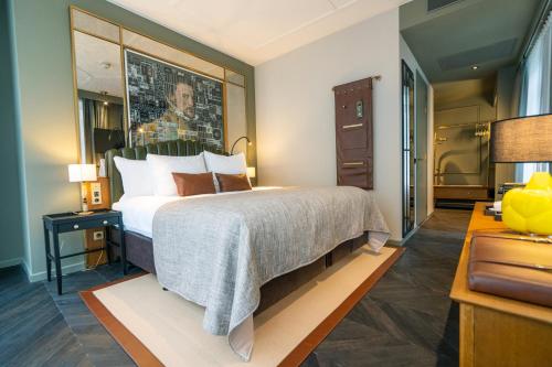 Een bed of bedden in een kamer bij The Collector Hotel