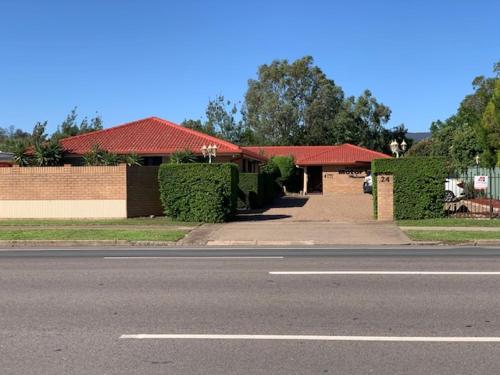 Muswellbrook Motor Inn في ميوسولبروك: منزل على جانب شارع