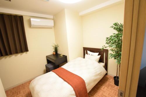 เตียงในห้องที่ Matoba 5A in Dotonbori