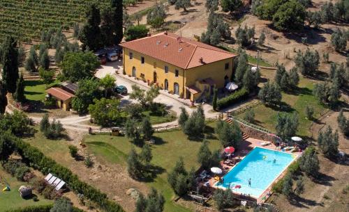 vista aerea su una casa e una piscina di Casa del Lecceto a Campiglia Marittima