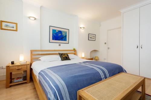 Posteľ alebo postele v izbe v ubytovaní Veeve - South Kensington Garden Apartment