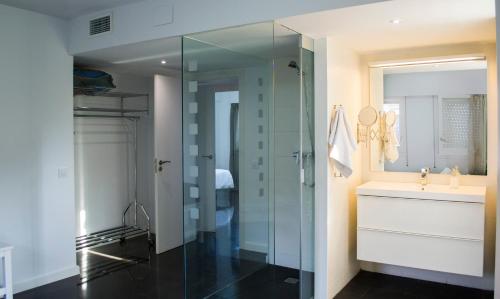 バルセロナにあるHappy People Maragallのバスルーム(洗面台、ガラス張りのシャワー付)