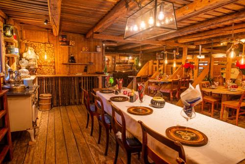 une salle à manger avec une table et des chaises dans une cuisine dans l'établissement Hesla Farm, à Gol