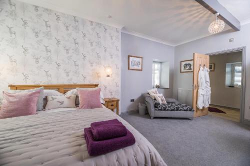 Кровать или кровати в номере Host & Stay - Lavender Cottage