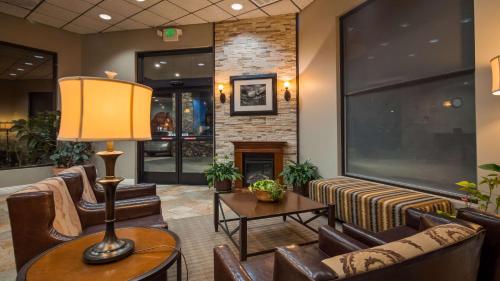 The lobby or reception area at Best Western Plus Yosemite Way Station