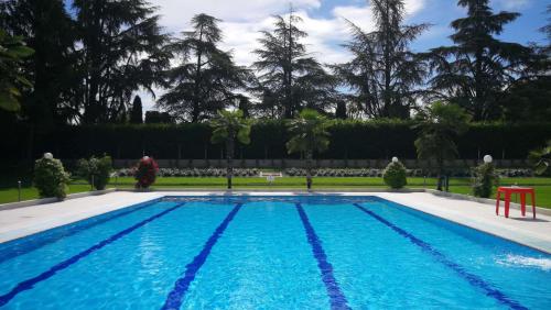 Bazén v ubytování Best Western Plus Hotel Modena Resort nebo v jeho okolí