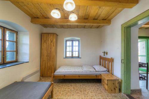 1 dormitorio con cama y techo de madera en Berkenye-lak en Zánka
