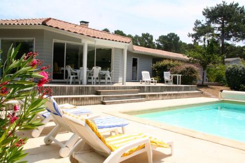 Comfortable house with pool, idyllic sight, golf, close to ocean