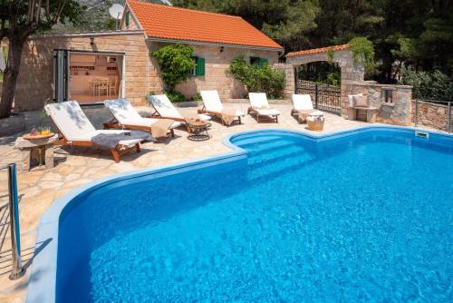 Luxury Villa Zlatni Rat with Pool, Near Zlatni Rat Beach, Bol