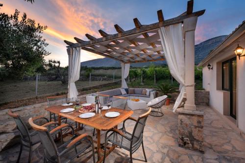 Luxury Villa Zlatni Rat with Pool, Near Zlatni Rat Beach, Bol