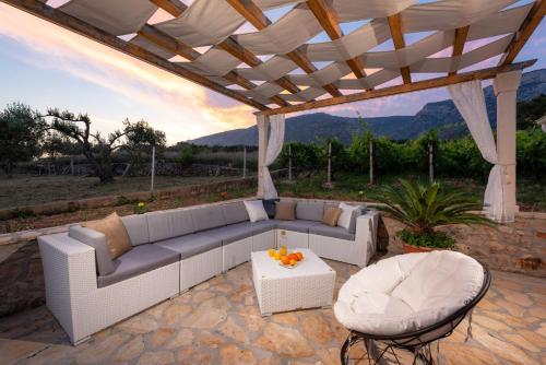 Luxury Villa Zlatni Rat with Pool, Near Zlatni Rat Beach, Bol