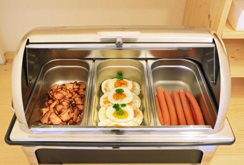 a toaster oven filled with food and vegetables at Hotel Barbakan in Český Krumlov