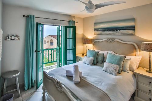 Tempat tidur dalam kamar di 15 Skiathos-Spacious Family Beachfront apartment