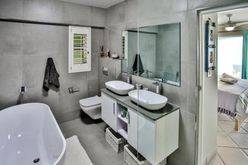 Phòng tắm tại 15 Skiathos-Spacious Family Beachfront apartment