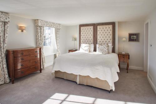 1 dormitorio con 1 cama grande y cabecero de madera en Host & Stay - Tithe Cottage en Harrogate