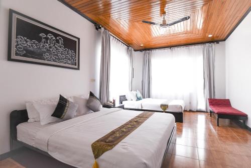 Habitación de hotel con 2 camas y ventana en Golden Orchid Angkor, en Siem Reap