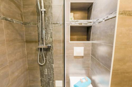 une douche avec une porte vitrée dans une salle de bain dans l'établissement MASSENET PIETONNE AP4196 by Riviera Holiday Homes, à Nice