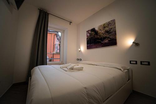 a bedroom with a white bed with a window at Residenza Scaringelo in Caselle in Pittari