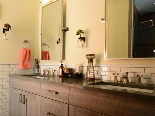 a bathroom with two sinks and a large mirror at Arroyo #60 in Chelan