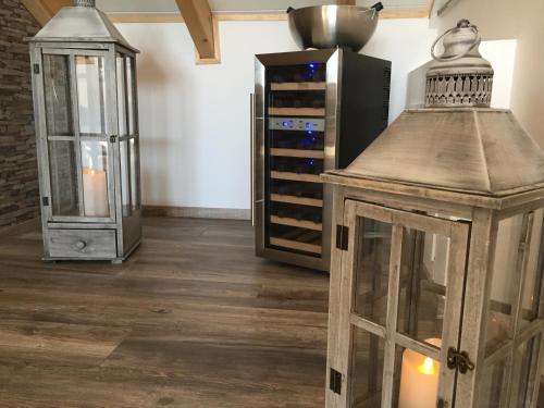 eine Küche mit einem Kühlschrank und einem Regal mit Weinflaschen in der Unterkunft Penthaus Regine in Bruchhausen